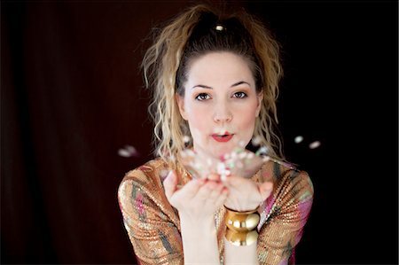 Young woman blowing confetti Foto de stock - Sin royalties Premium, Código: 6102-08270685