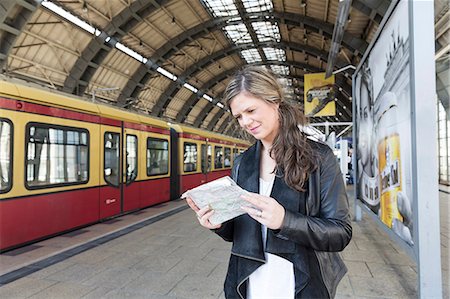 Woman with map on train station Foto de stock - Sin royalties Premium, Código: 6102-08270753