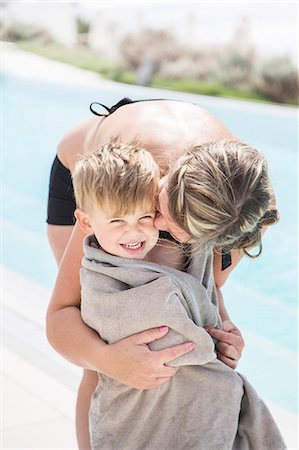 sécher - Mother with son at swimming-pool Photographie de stock - Premium Libres de Droits, Code: 6102-08270757