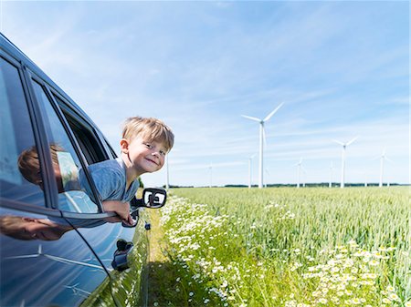 simsearch:6102-08270804,k - Smiling boy in car near wind turbines Fotografie stock - Premium Royalty-Free, Codice: 6102-08270783