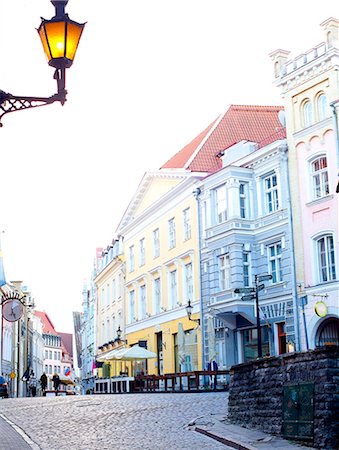 street color buildings - Cobblestone street, outdoor cafe on background Photographie de stock - Premium Libres de Droits, Code: 6102-08270705