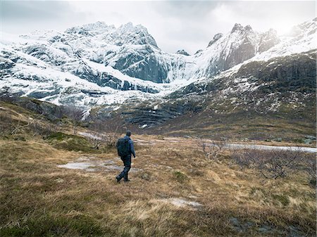 simsearch:6102-08270743,k - Man hiking in mountains Photographie de stock - Premium Libres de Droits, Code: 6102-08270809