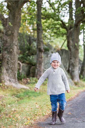 simsearch:6102-08270736,k - Smiling boy on country road Foto de stock - Royalty Free Premium, Número: 6102-08270827