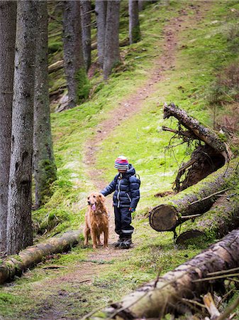 simsearch:6102-08270827,k - Boy with dog in forest Stockbilder - Premium RF Lizenzfrei, Bildnummer: 6102-08270826