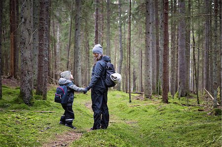 simsearch:6102-08270740,k - Mother with son walking in forest Fotografie stock - Premium Royalty-Free, Codice: 6102-08270838