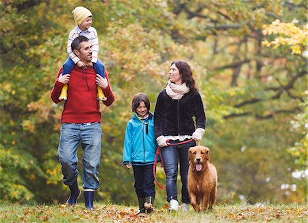 simsearch:6102-08942651,k - Family with dog walking through forest Foto de stock - Sin royalties Premium, Código: 6102-08270947