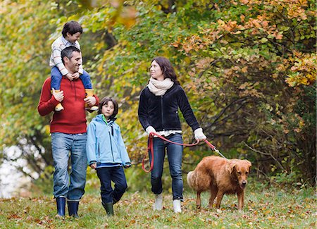 simsearch:6102-08566499,k - Family with dog walking through forest Foto de stock - Sin royalties Premium, Código: 6102-08270946