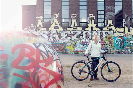 Teenage girl with bicycle Fotografie stock - Premium Royalty-Free, Codice: 6102-08270980