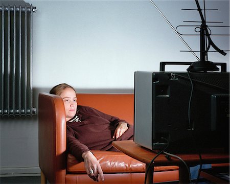 Woman watching TV on sofa Photographie de stock - Premium Libres de Droits, Code: 6102-08270981