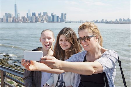 simsearch:6102-07768969,k - Young women taking selfie with Manhattan on background, New York City, USA Foto de stock - Royalty Free Premium, Número: 6102-08270989