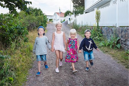 simsearch:6102-08271056,k - Children walking together Photographie de stock - Premium Libres de Droits, Code: 6102-08271041