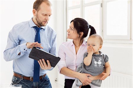 simsearch:6102-08271007,k - Couple with baby girl using digital tablet Stockbilder - Premium RF Lizenzfrei, Bildnummer: 6102-08271007