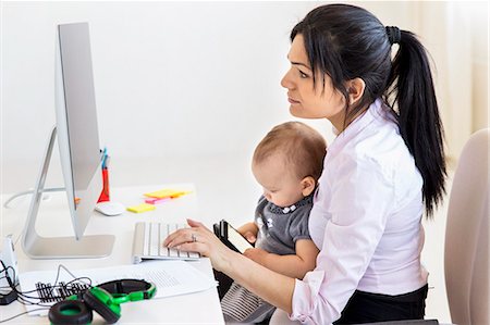 simsearch:6102-08746635,k - Businesswoman with baby girl in office Fotografie stock - Premium Royalty-Free, Codice: 6102-08271014