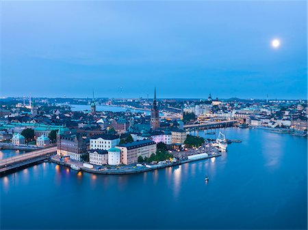 skylines water twilight - City at sea at dusk Photographie de stock - Premium Libres de Droits, Code: 6102-08271184