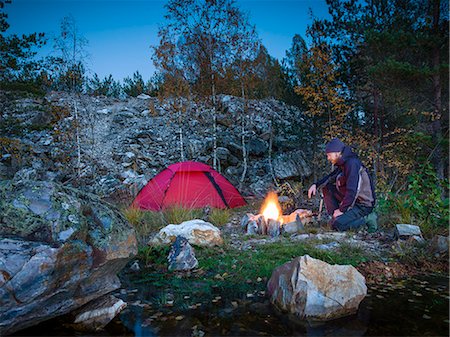 Man having campfire Photographie de stock - Premium Libres de Droits, Code: 6102-08271129