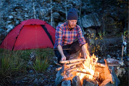 feu rouge - Man having campfire Photographie de stock - Premium Libres de Droits, Code: 6102-08271133