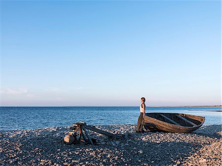 simsearch:6102-08858659,k - Woman on beach looking at sea Stockbilder - Premium RF Lizenzfrei, Bildnummer: 6102-08271206