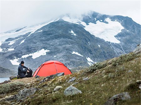 simsearch:6102-08881902,k - Hiker looking at mountains Foto de stock - Sin royalties Premium, Código: 6102-08271231