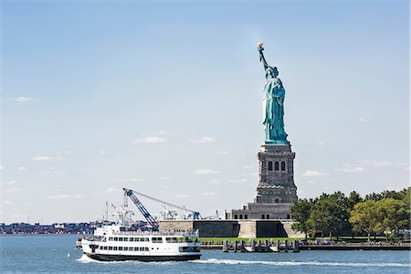 simsearch:628-05817471,k - Ferry and Statue of Liberty, New York City, USA Fotografie stock - Premium Royalty-Free, Codice: 6102-08271239
