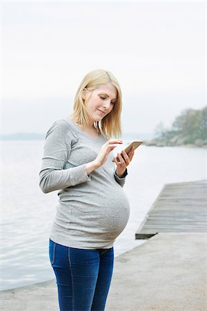 simsearch:6102-08271801,k - Pregnant woman on jetty using cell phone Stockbilder - Premium RF Lizenzfrei, Bildnummer: 6102-08271314