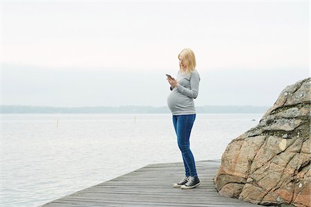 simsearch:6102-08271801,k - Pregnant woman on jetty using cell phone Stockbilder - Premium RF Lizenzfrei, Bildnummer: 6102-08271315