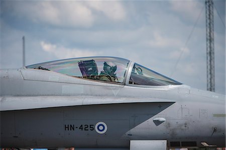 Pilot in fighter plane Photographie de stock - Premium Libres de Droits, Code: 6102-08271330