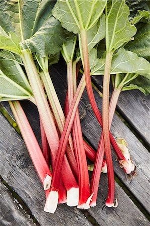 simsearch:6102-08942324,k - Rhubarb on wooden table Foto de stock - Sin royalties Premium, Código: 6102-08271425