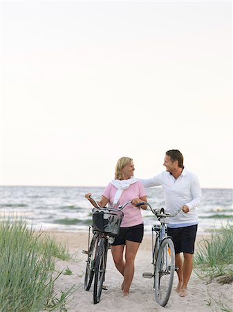 simsearch:6102-08271758,k - Couple with bicycles on beach Photographie de stock - Premium Libres de Droits, Code: 6102-08271762