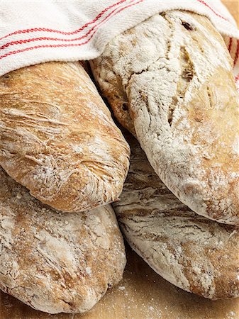 simsearch:6102-08120131,k - Bread loafs Foto de stock - Sin royalties Premium, Código: 6102-08271764