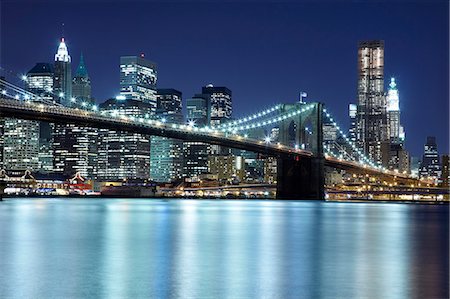 pont de brooklyn - Illuminated bridge and city skyline at night Photographie de stock - Premium Libres de Droits, Code: 6102-08271720