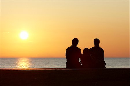 simsearch:6102-08329916,k - Silhouette of family at sunset Photographie de stock - Premium Libres de Droits, Code: 6102-08271814