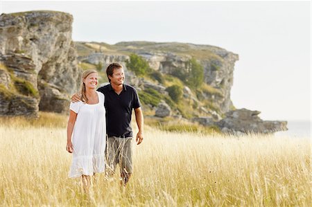 simsearch:6109-06003833,k - Smiling couple walking at sea Stockbilder - Premium RF Lizenzfrei, Bildnummer: 6102-08271819