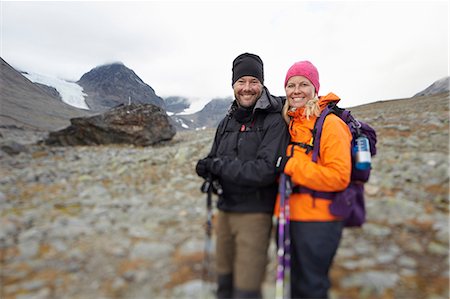 simsearch:6102-08388034,k - Smiling couple hiking Fotografie stock - Premium Royalty-Free, Codice: 6102-08278871