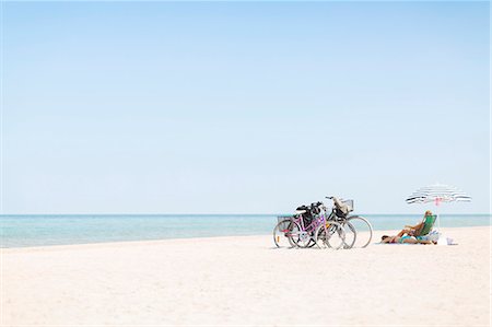 People relaxing on beach Stock Photo - Premium Royalty-Free, Code: 6102-08278890