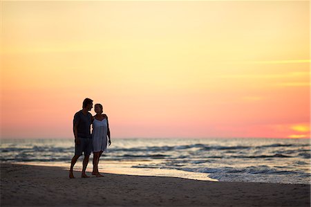 Couple on beach at sunset Foto de stock - Sin royalties Premium, Código: 6102-08278895