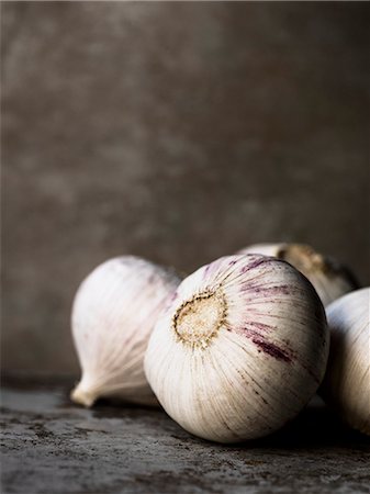 Garlic on grey background Photographie de stock - Premium Libres de Droits, Code: 6102-08278822