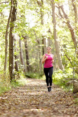 Woman jogging in forest Photographie de stock - Premium Libres de Droits, Code: 6102-08278989