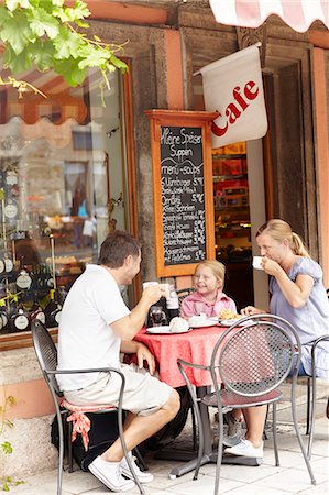 simsearch:6102-08388352,k - Family in outdoor cafe Photographie de stock - Premium Libres de Droits, Code: 6102-08278994