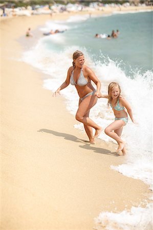 Mother with daughter on beach Foto de stock - Sin royalties Premium, Código: 6102-08278929