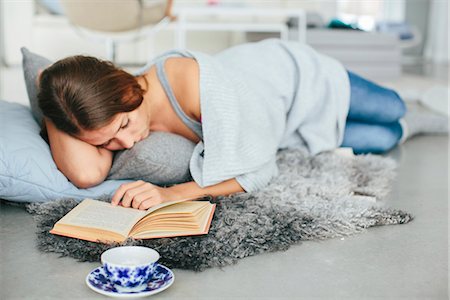 fire in winter - Woman reading book Stock Photo - Premium Royalty-Free, Code: 6102-08383970