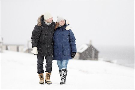 simsearch:6102-08271758,k - Couple walking at winter Photographie de stock - Premium Libres de Droits, Code: 6102-08383979