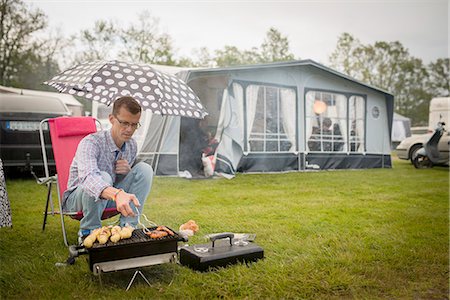 Man barbecuing in rain Foto de stock - Sin royalties Premium, Código: 6102-08383983