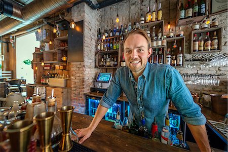 Portrait of bartender Stock Photo - Premium Royalty-Free, Code: 6102-08384063