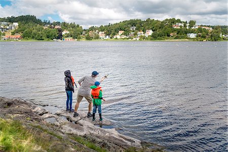 Father with children fishing at sea Foto de stock - Sin royalties Premium, Código: 6102-08384141