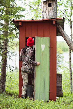 sanitario - Woman entering wooden outhouse Foto de stock - Sin royalties Premium, Código: 6102-08384106