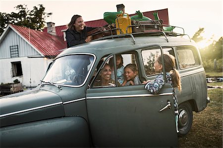 Family packing their car Stock Photo - Premium Royalty-Free, Code: 6102-08384117