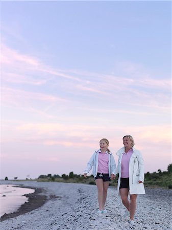 simsearch:6102-08329928,k - Mother with daughter walking on beach Photographie de stock - Premium Libres de Droits, Code: 6102-08384124