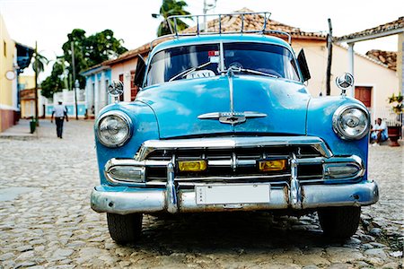 Vintage car parked on street Foto de stock - Sin royalties Premium, Código: 6102-08384246