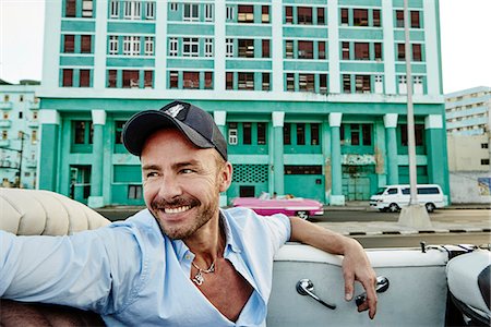 Smiling man in convertible car Foto de stock - Sin royalties Premium, Código: 6102-08384252