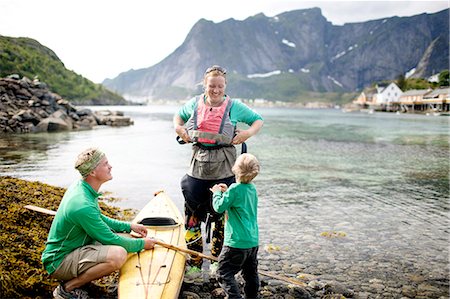Parents with son near kayak Foto de stock - Sin royalties Premium, Código: 6102-08384353